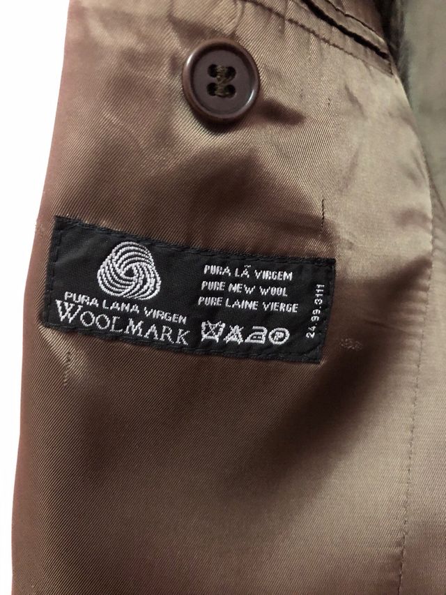 Traje marrón y gris