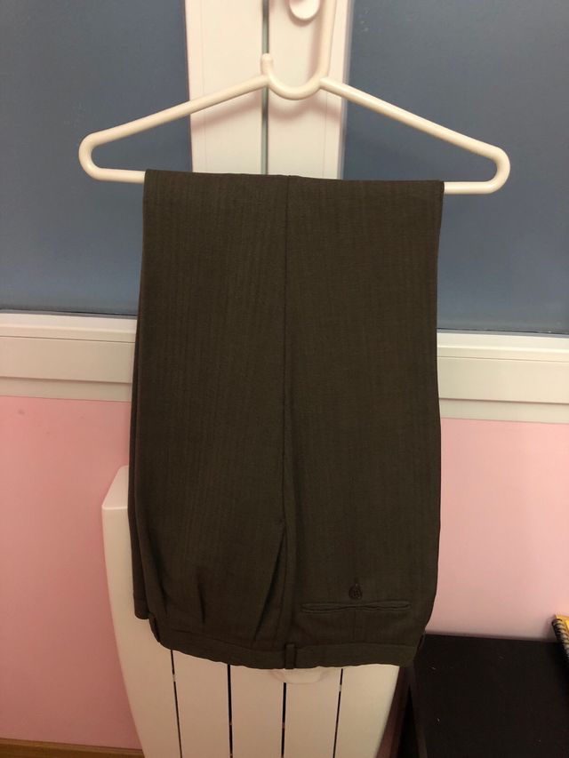 Traje marrón y gris