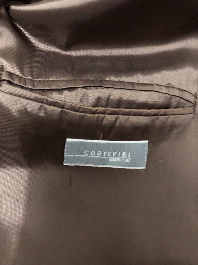 Traje marrón y gris