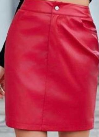 Falda roja de piel con bolsillos