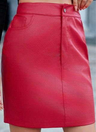 Falda roja de piel con bolsillos