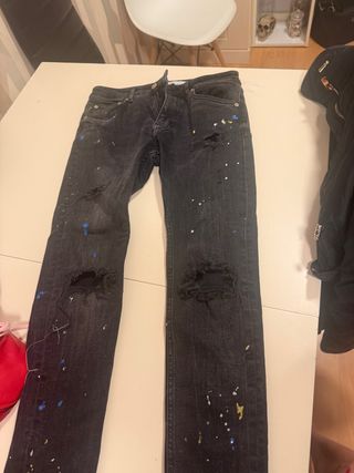 Pantalones vaqueros negros rotos y pintados