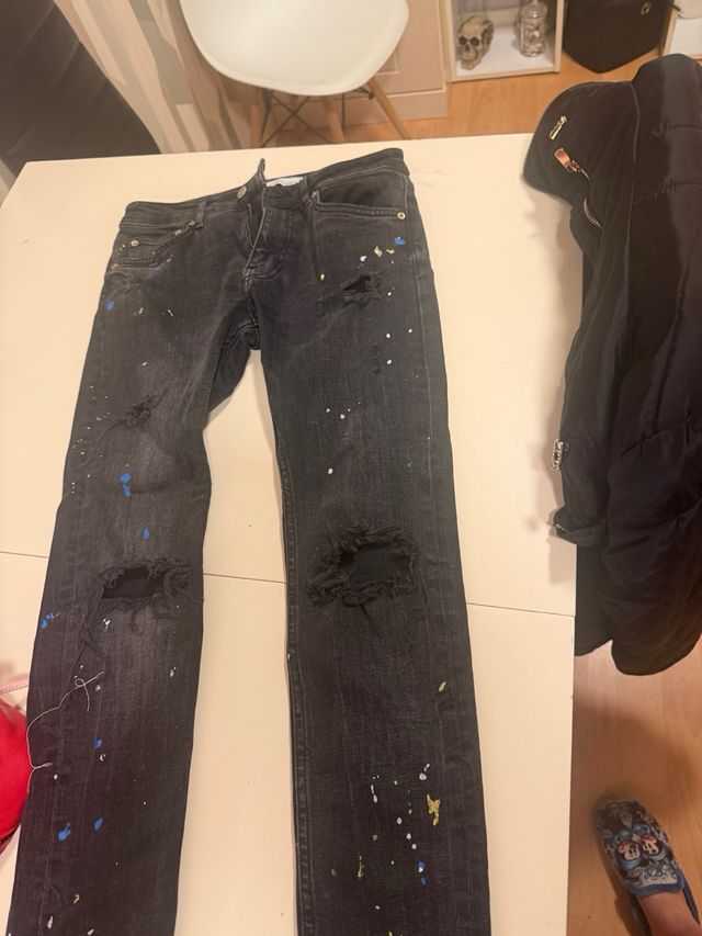 Pantalones vaqueros negros rotos y pintados