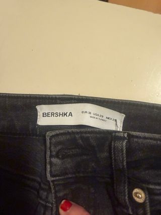 Pantalones vaqueros negros rotos y pintados