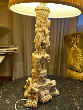 Lámpara de mesa decorativa con figuras