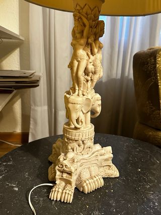 Lámpara de mesa decorativa con figuras