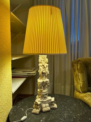 Lámpara de mesa decorativa con figuras