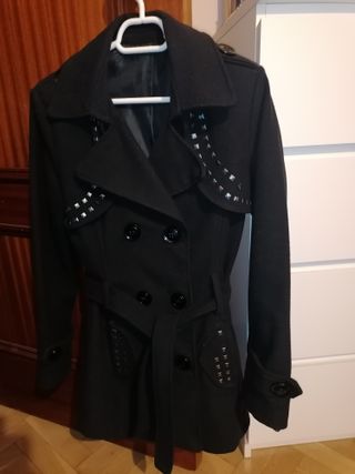 Abrigo negro mujer con tachuelas
