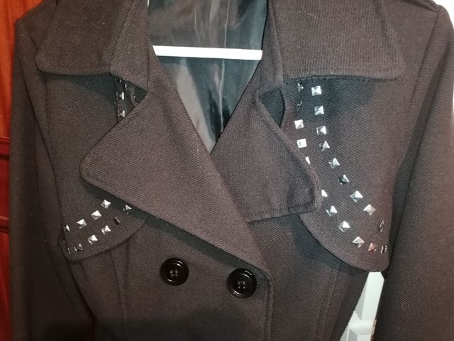 Abrigo negro mujer con tachuelas