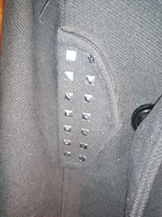 Abrigo negro mujer con tachuelas