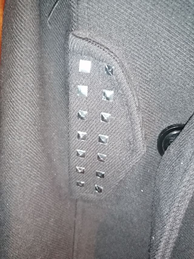 Abrigo negro mujer con tachuelas