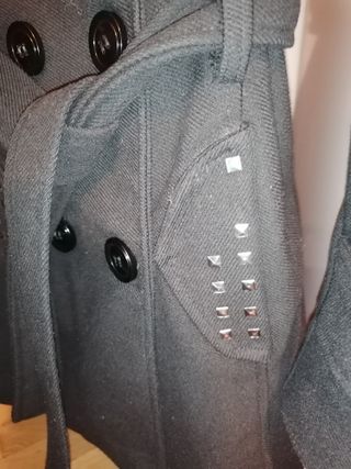 Abrigo negro mujer con tachuelas