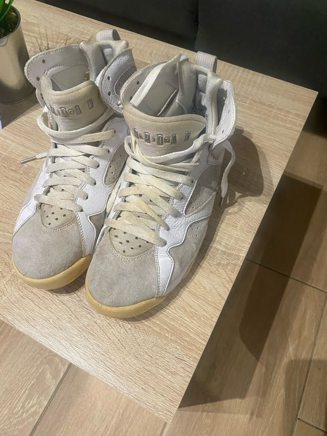 Zapatillas Jordan Beige y Blancas