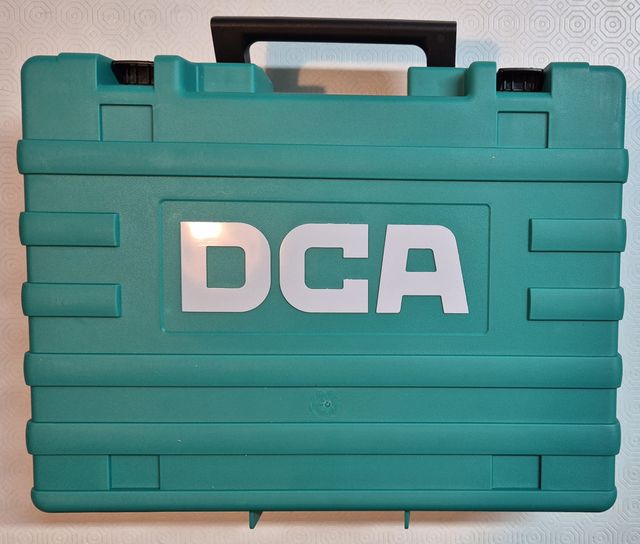Chiave ad impatto DCA 20V con accessori e valigetta.