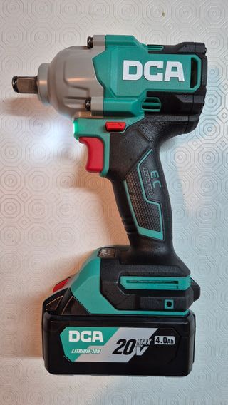 Llave de Impacto DCA 20V y Accesorios con maletín.