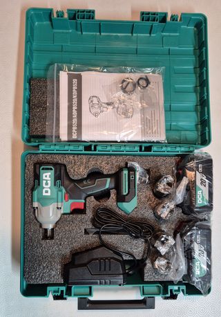 Llave de Impacto DCA 20V y Accesorios con maletín.