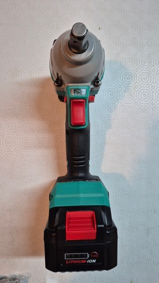 Llave de Impacto DCA 20V y Accesorios con maletín.