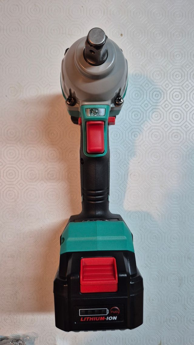 Chiave ad impatto DCA 20V con accessori e valigetta.