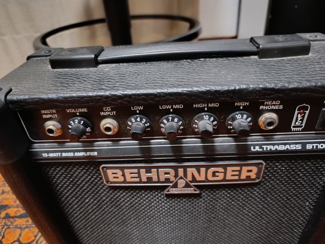 Amplificador Bajo Behringer Ultrabass BT108
