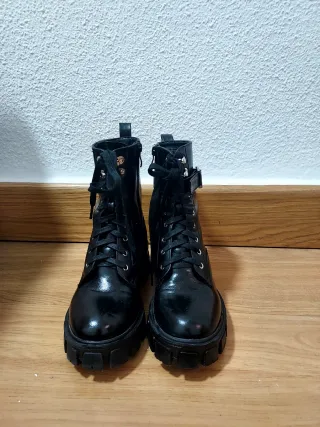 Botas track negras con hebilla