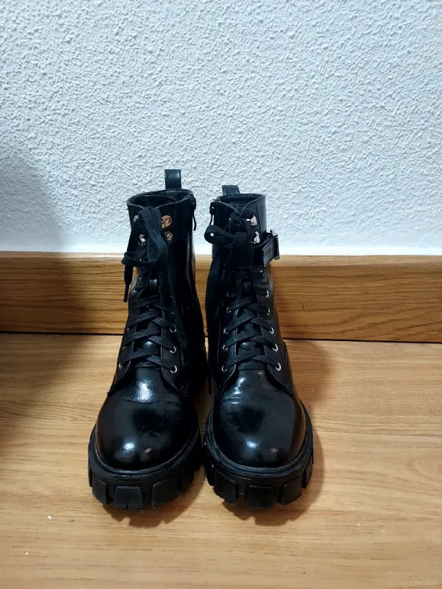 Botas track negras con hebilla