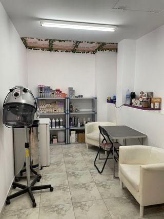 Traspaso Peluquería y Estética en centro Manresa