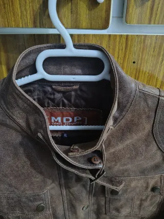 Cazadora de cuero marrón. De piel