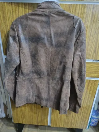 Cazadora de cuero marrón. De piel