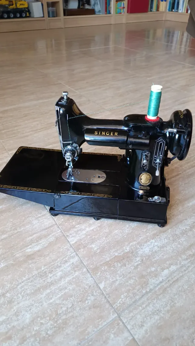 Máquina de coser Singer 222k antigua