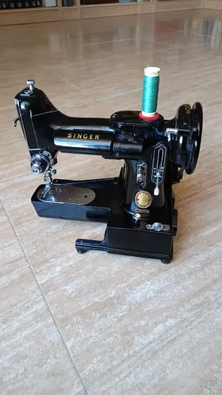 Máquina de coser Singer 222k antigua