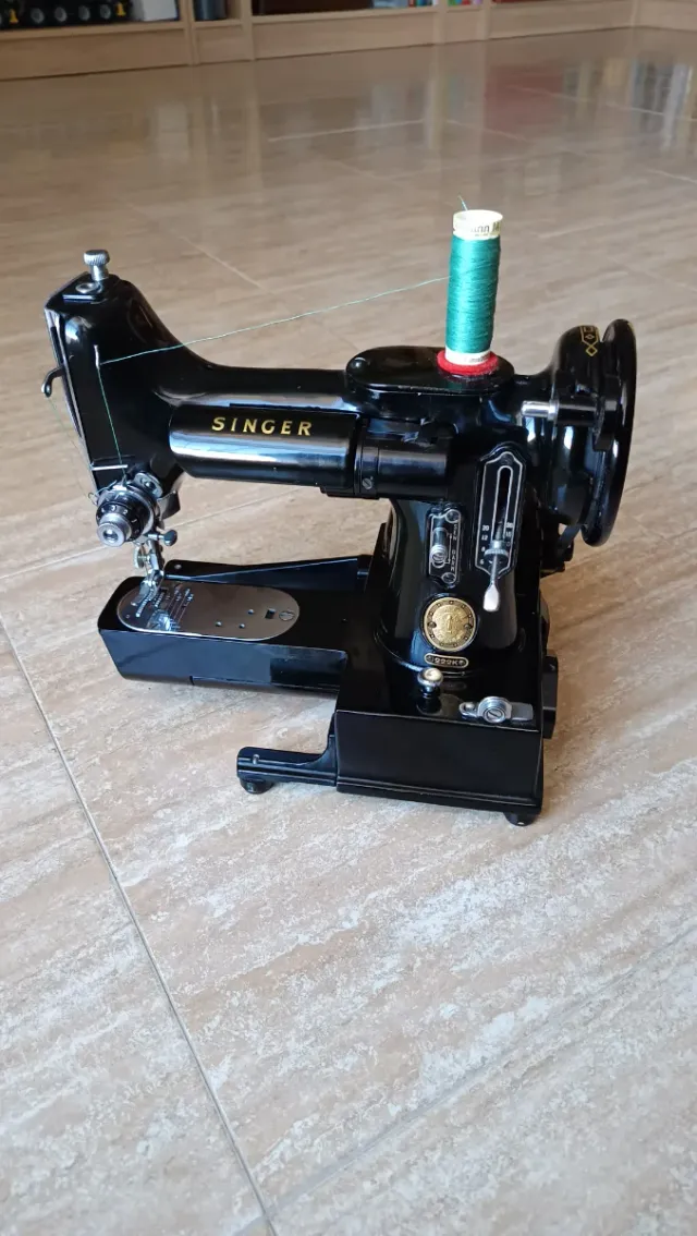 Máquina de coser Singer 222k antigua