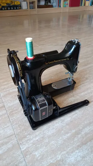Máquina de coser Singer 222k antigua