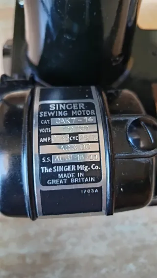 Máquina de coser Singer 222k antigua