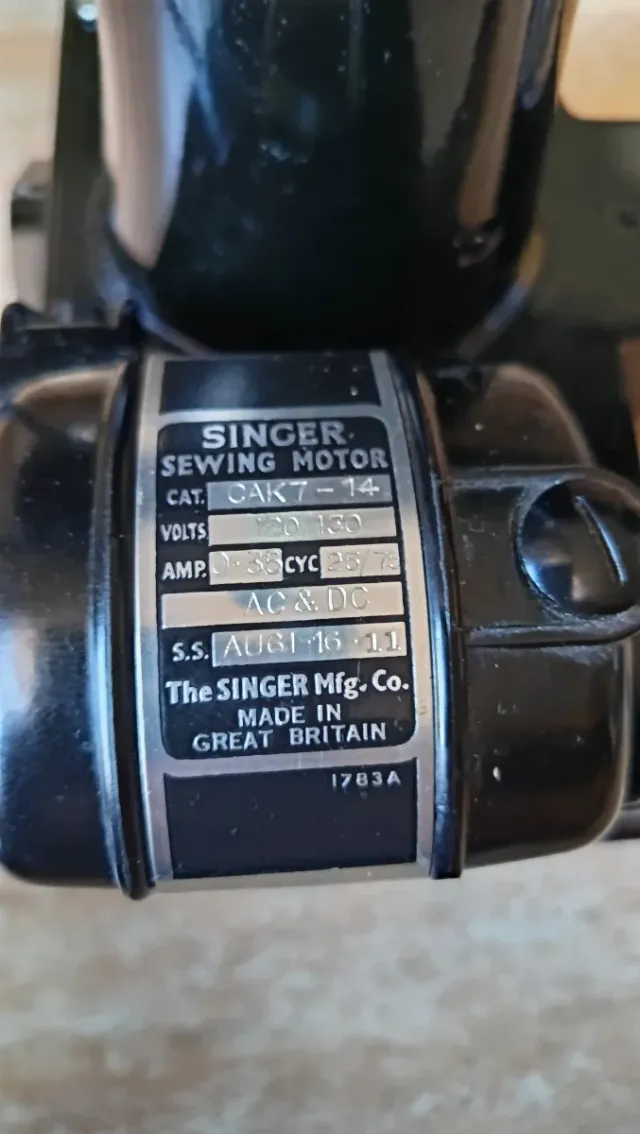 Máquina de coser Singer 222k antigua