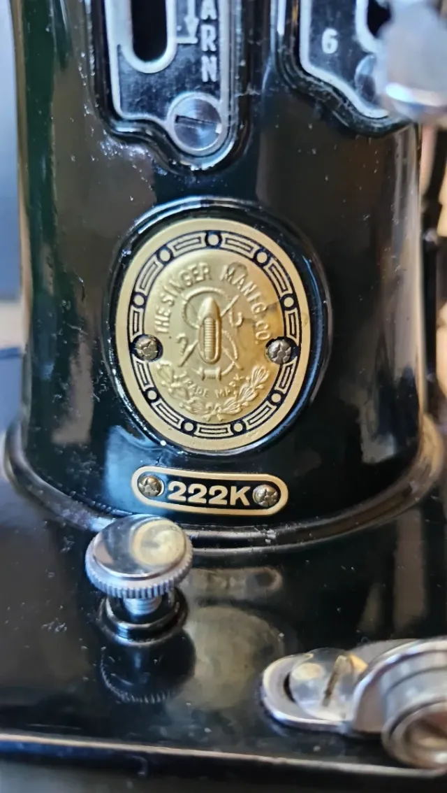 Máquina de coser Singer 222k antigua