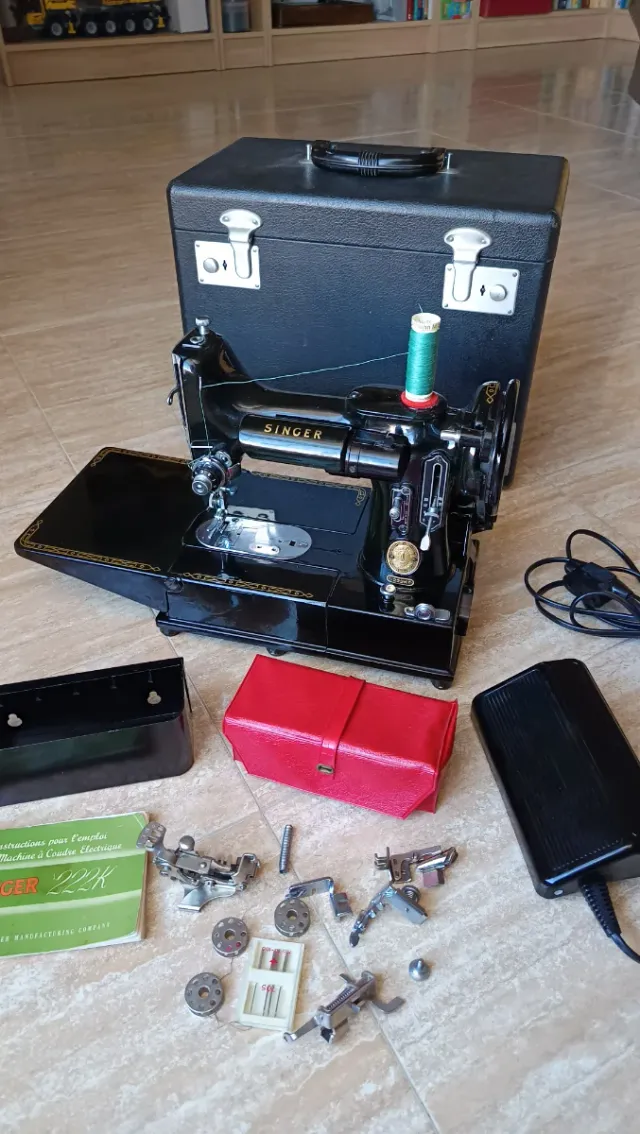 Máquina de coser Singer 222k antigua