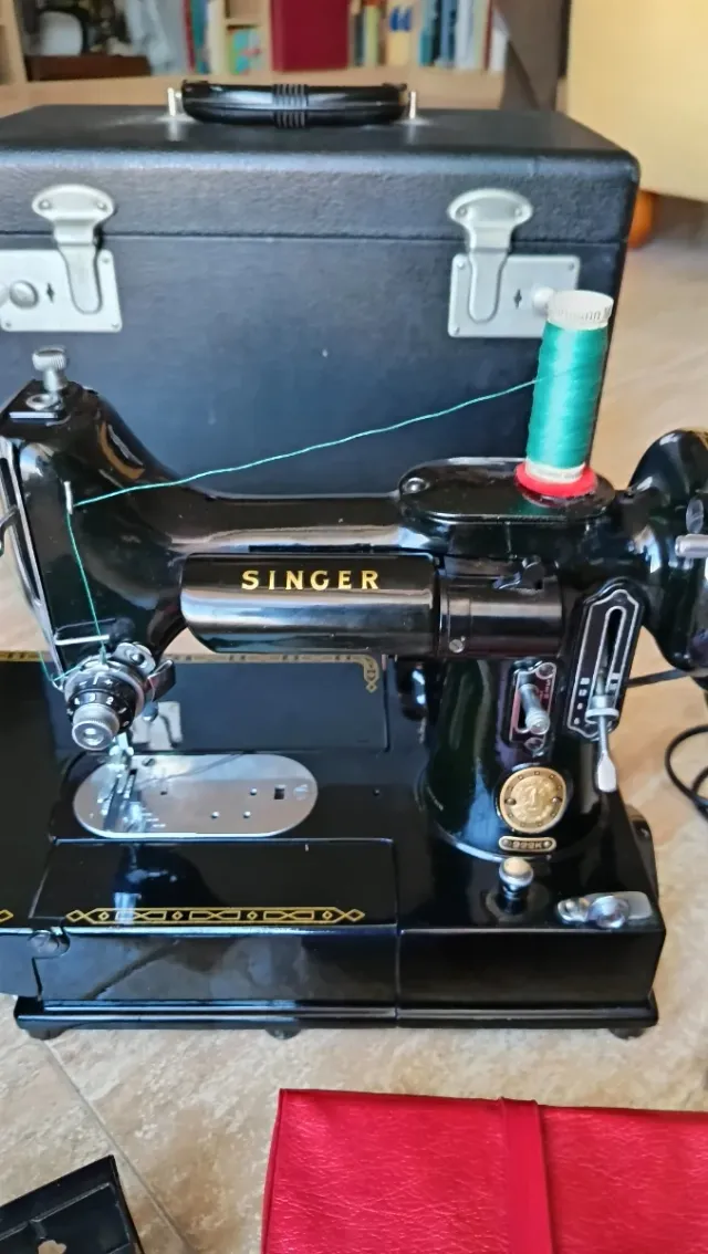 Máquina de coser Singer 222k antigua