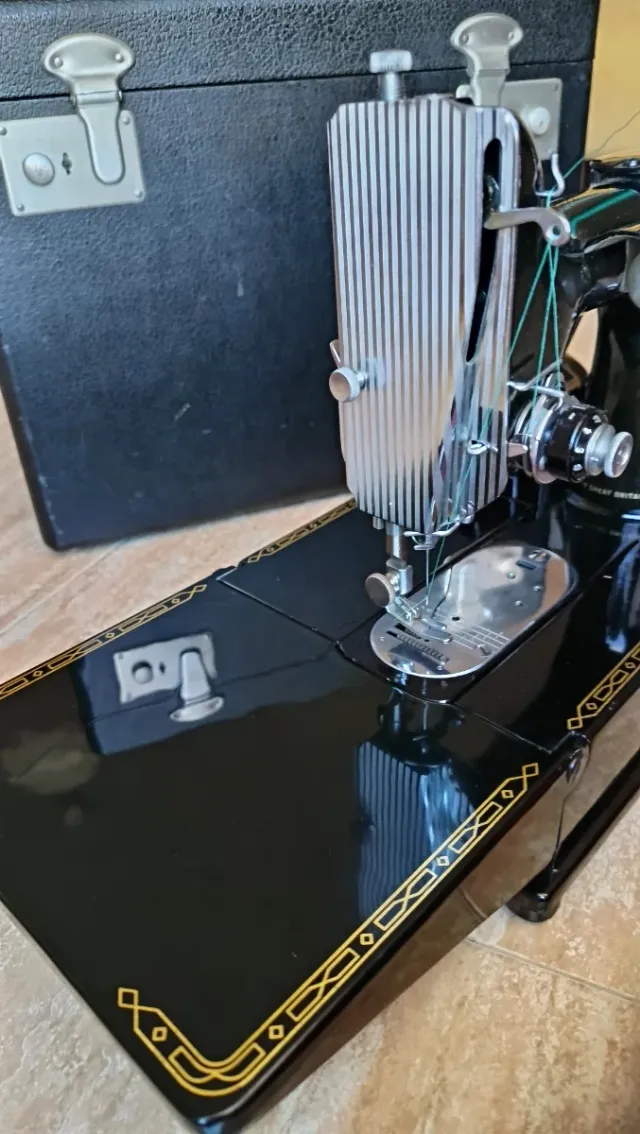 Máquina de coser Singer 222k antigua