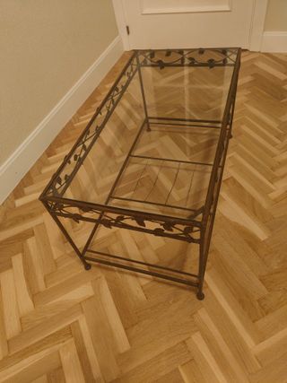 Mesa baja de forja y cristal con estante de mimbre