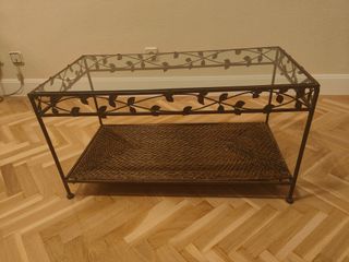 Mesa baja de forja y cristal con estante de mimbre