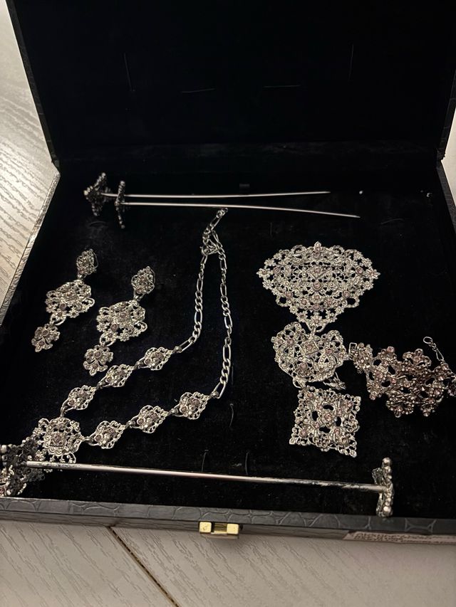 Aderezo y peinetas fallera plata y brillo morado