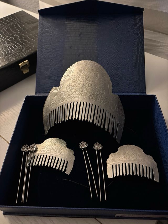 Aderezo y peinetas fallera plata y brillo morado