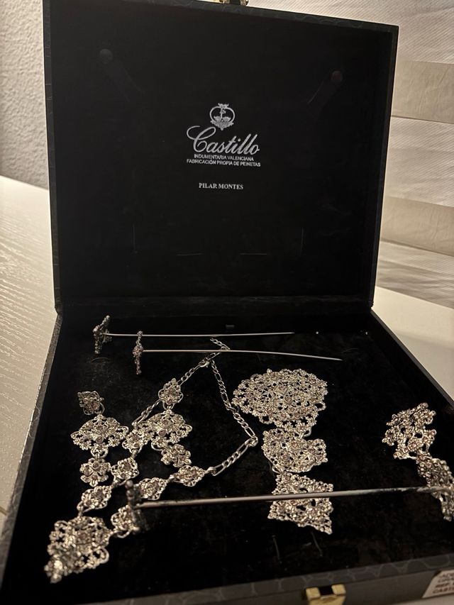 Aderezo y peinetas fallera plata y brillo morado