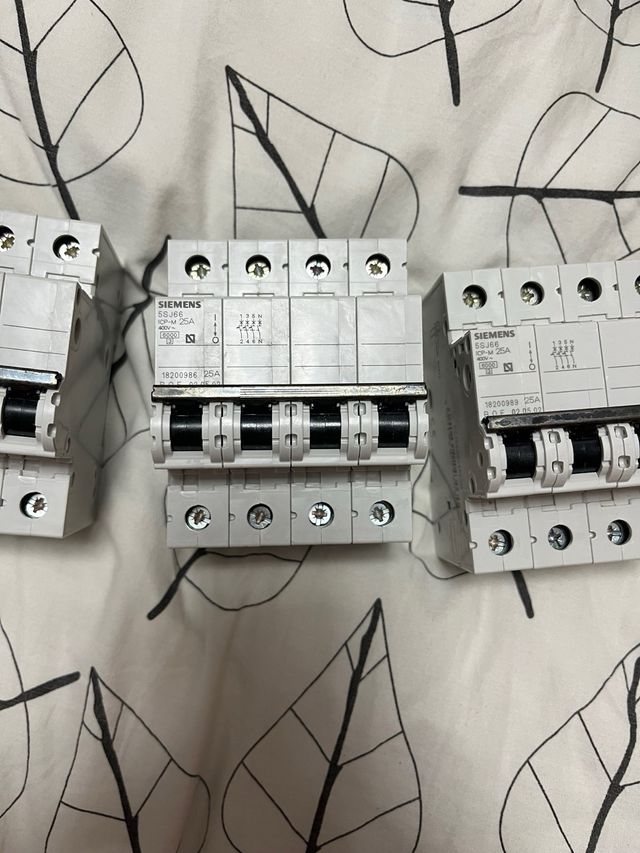 Pack 3 Automáticos Siemens 25A 4P
