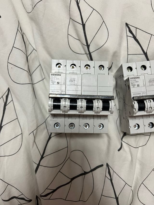 Pack 3 Automáticos Siemens 25A 4P