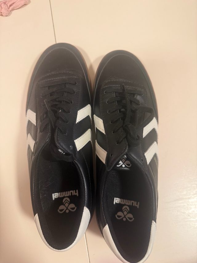 Zapatillas Hummel negras y blancas