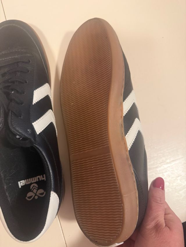 Zapatillas Hummel negras y blancas