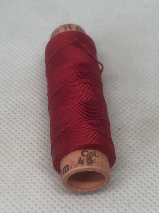 Bobina de hilo rojo