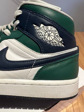 Nike Air Jordan 1 Mid Verde y Blanco