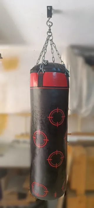 Saco de boxeo negro con dianas rojas